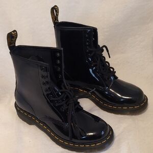 DR. MARTENS WOMEN PATENT LEATHER COMBAT BOOTS SIZE 7